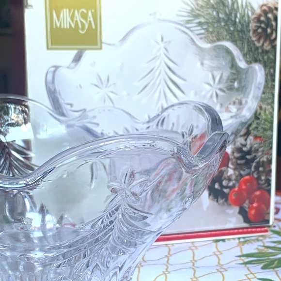 SALE! Mikasa Christmas Bowl - Picture 9 of 13